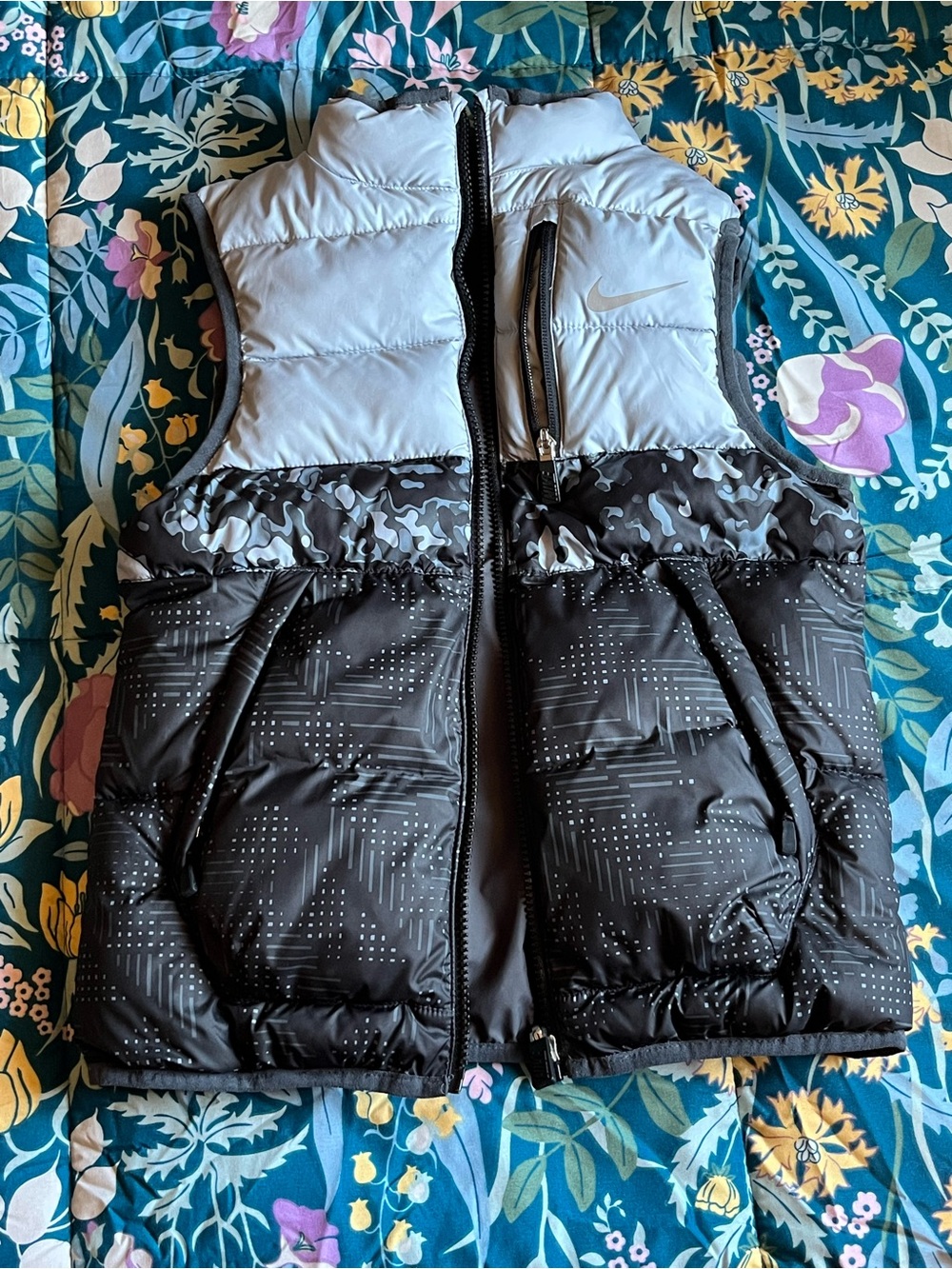 Nike Kids' Reversible Black & Light Gray Puffer Vest Boys Size Small 8
